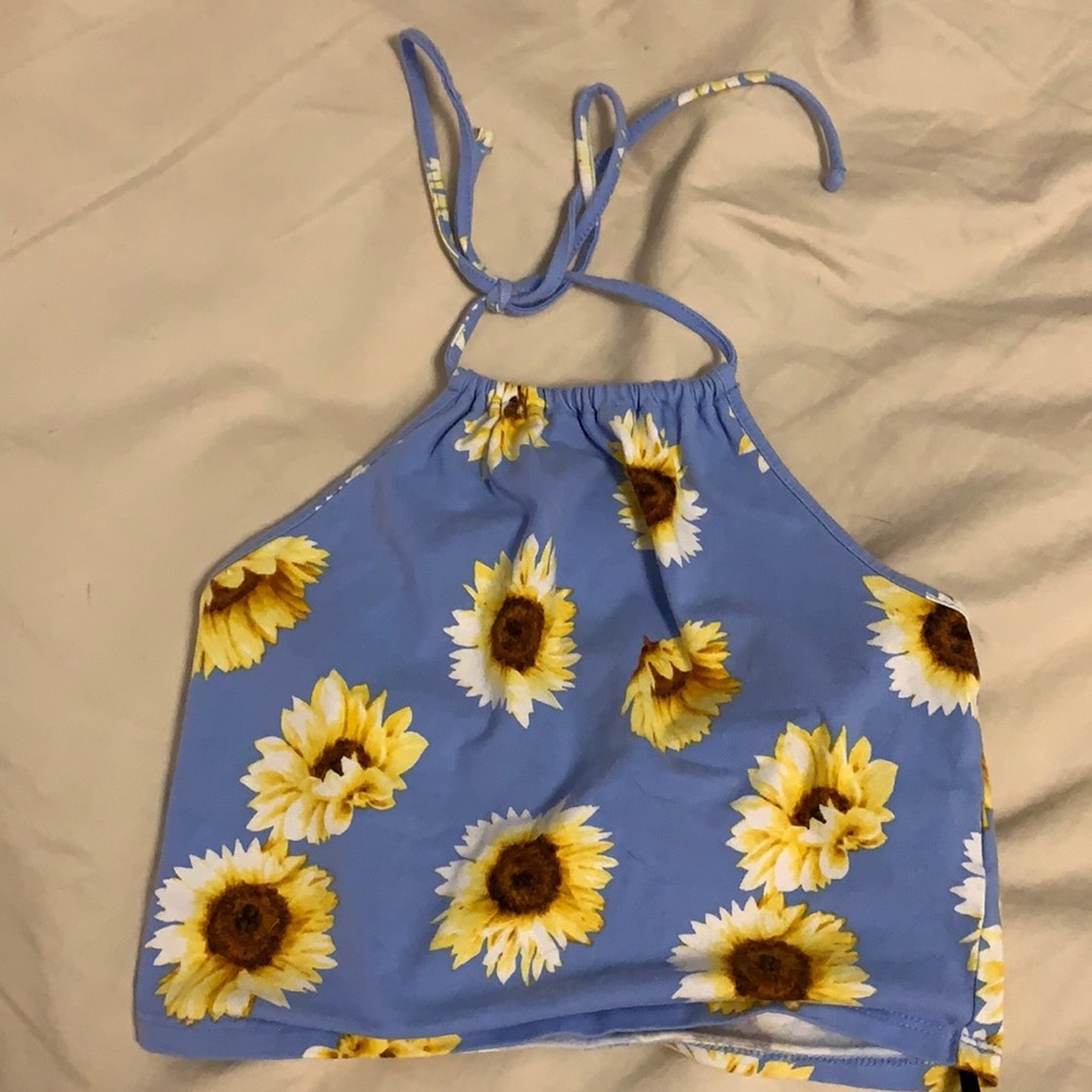 cute crop, around neck